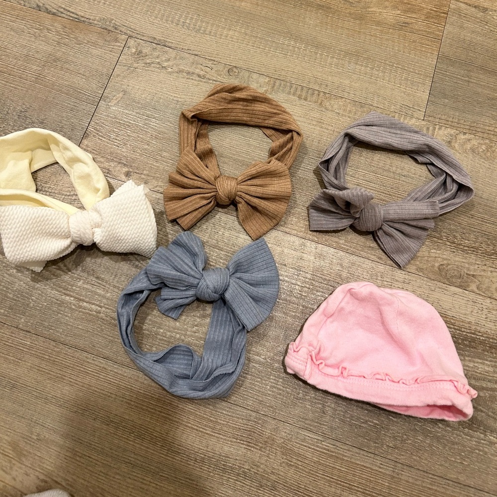 BUNDLE 3 baby items for $5. Assorted infant bows and 0 to 3 m size hat